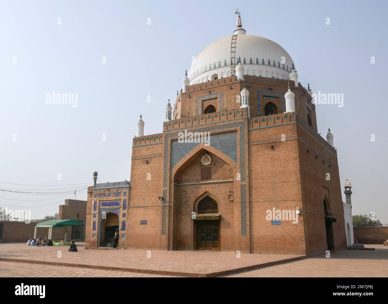 Multan, Punjab, Pakistan - 01 23 2018 : Landschaftsbild des alten mittelalterlichen Mausoleums und Schreins des heiligen muslimischen Mannes Bahauddin Zakariya Stockfoto