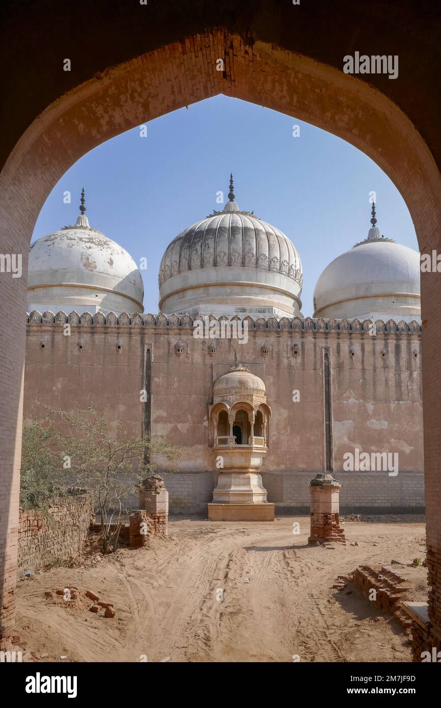 Blick auf die Rückseite der weißen Marmor-Abbasi-Moschee im mogul-Stil vor dem Derawar-Fort in der Cholistan-Wüste, Bahawalpur, Punjab, Pakistan Stockfoto