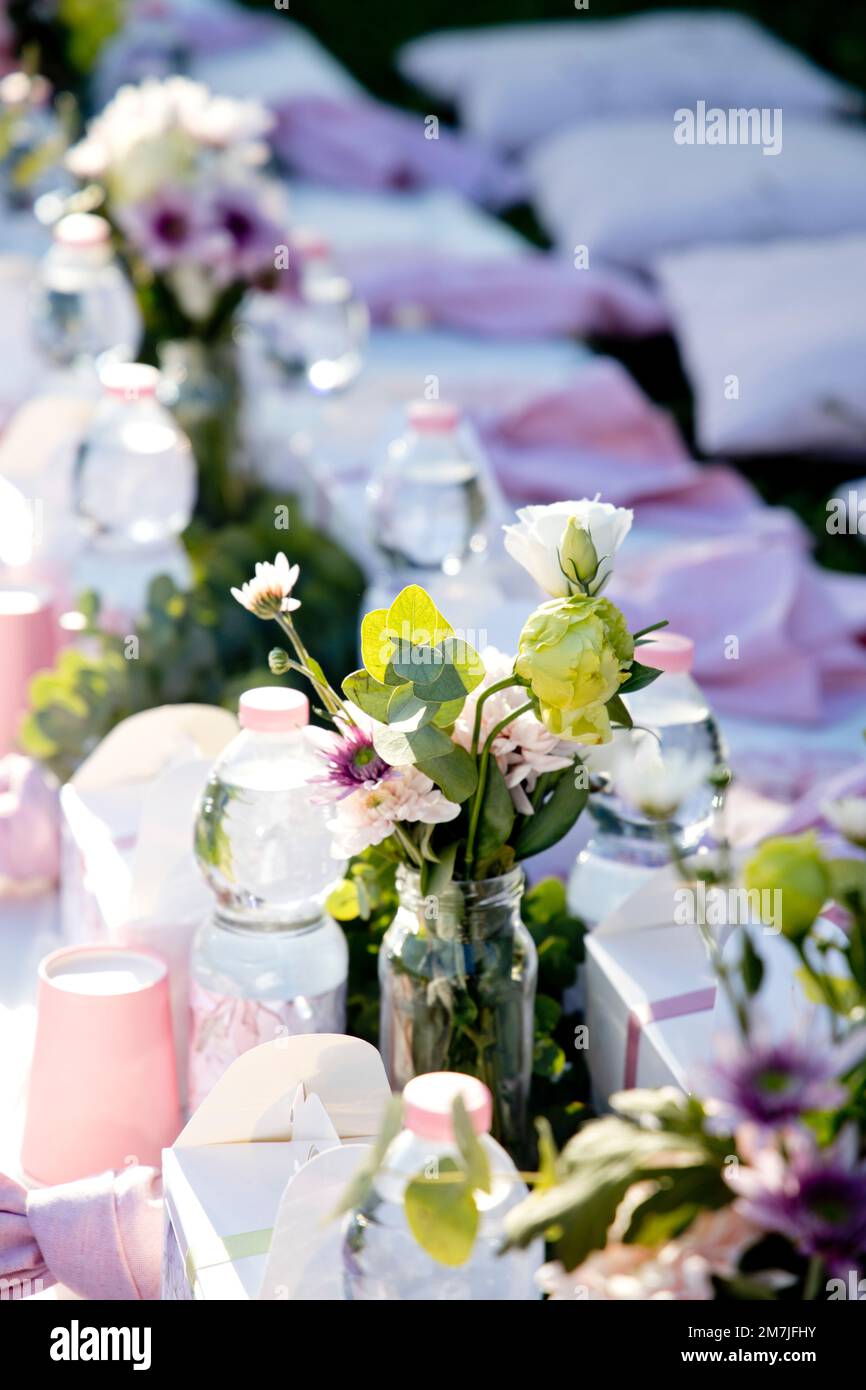 Senografisches Material für eine Party mit einem Frühstück auf dem Rasen Stockfoto