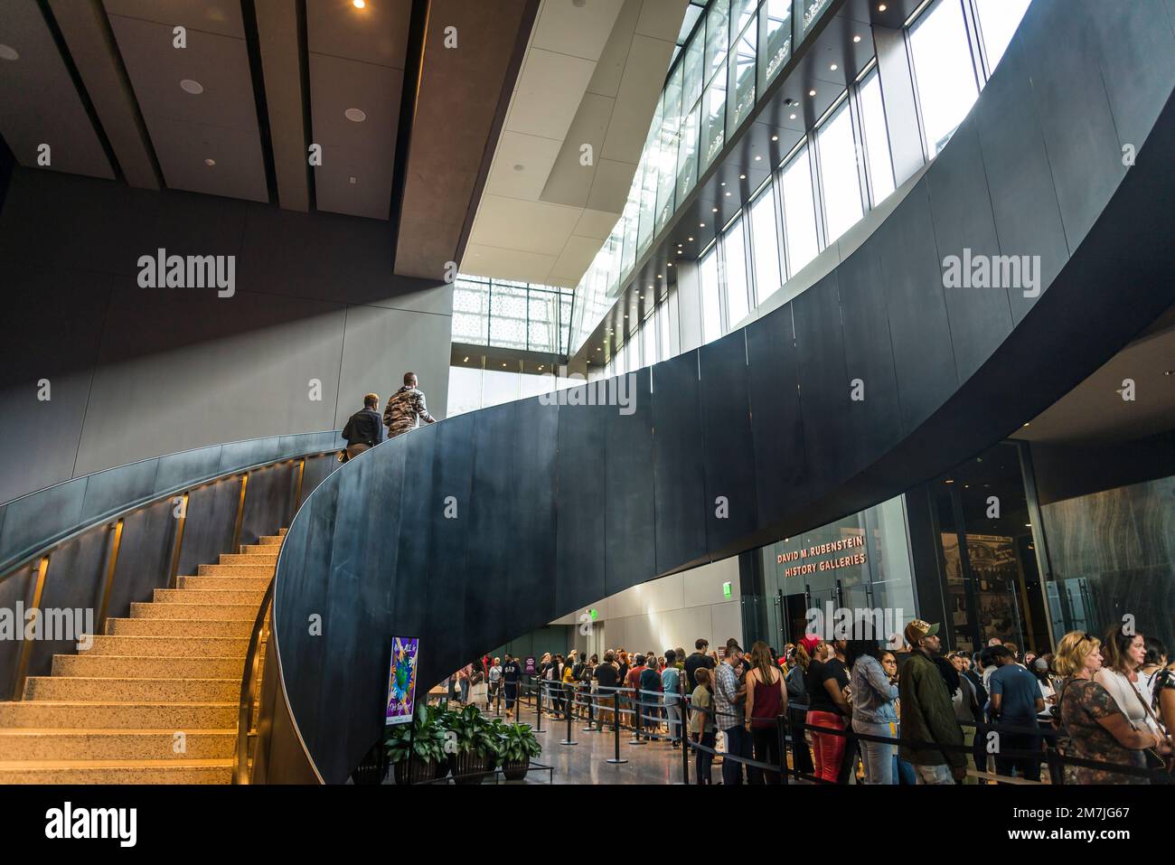 Leute, die Schlange stehen, um die History Galleries, das National Museum of African American History and Culture, Washington, D.C., USA zu betreten Stockfoto