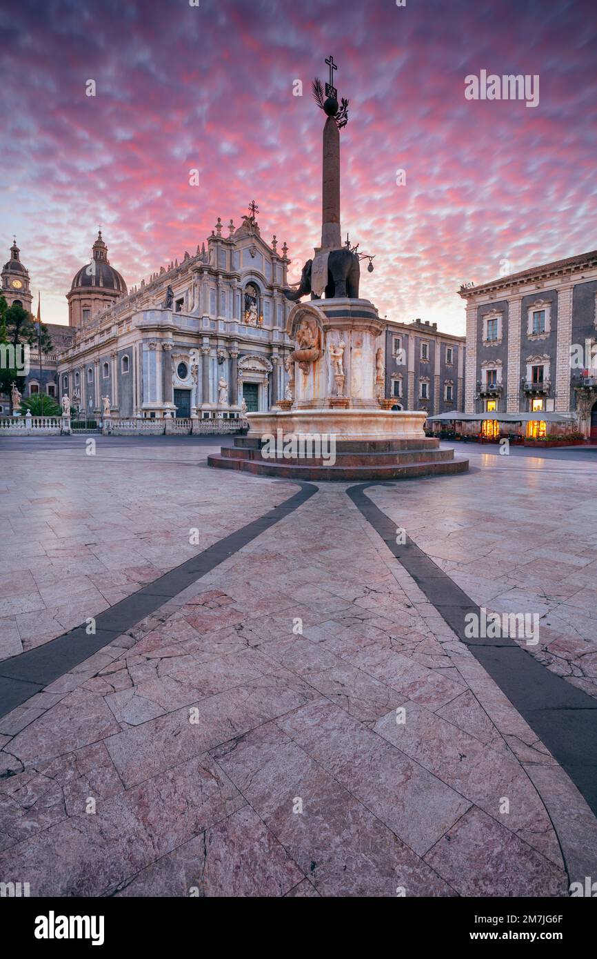 Catania, Sizilien, Italien. Stadtbild des Domplatzes in Catania, Sizilien, mit der Kathedrale der Heiligen Agatha bei Sonnenaufgang. Stockfoto