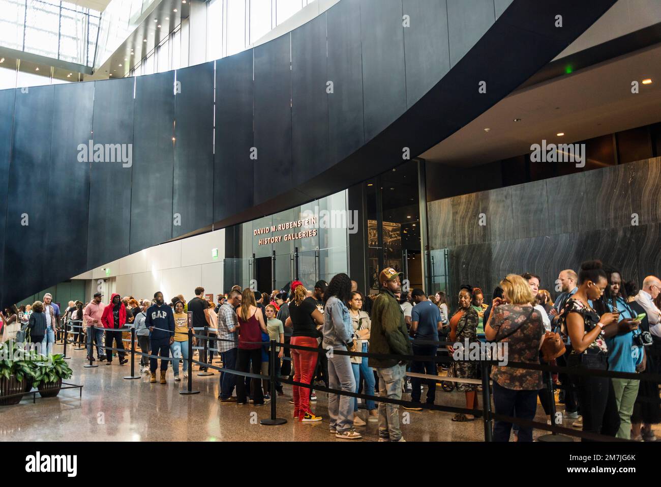 Leute, die Schlange stehen, um die History Galleries, das National Museum of African American History and Culture, Washington, D.C., USA zu betreten Stockfoto