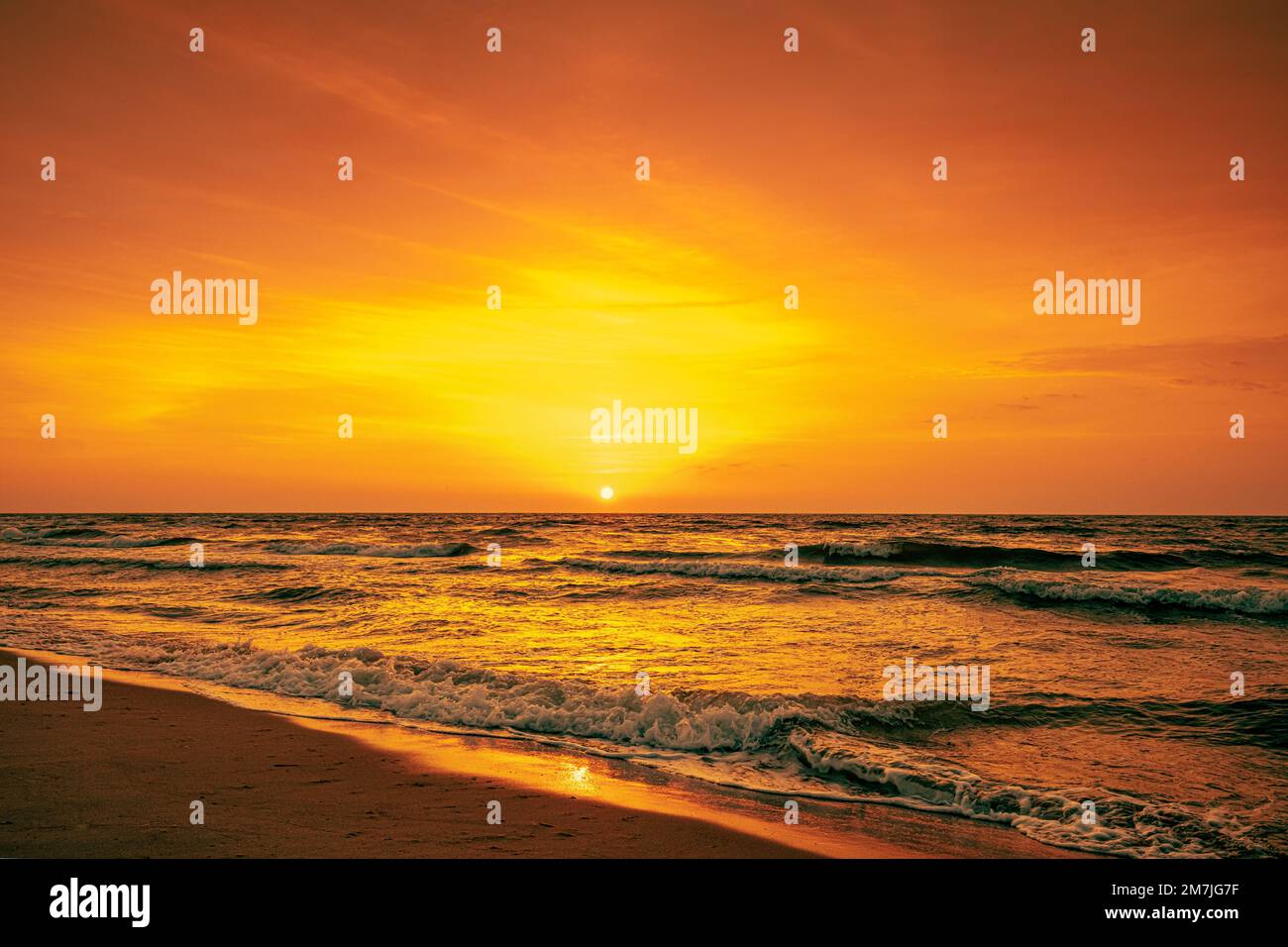 Seascape am frühen Morgen. Sonnenaufgang über dem Meer Stockfoto
