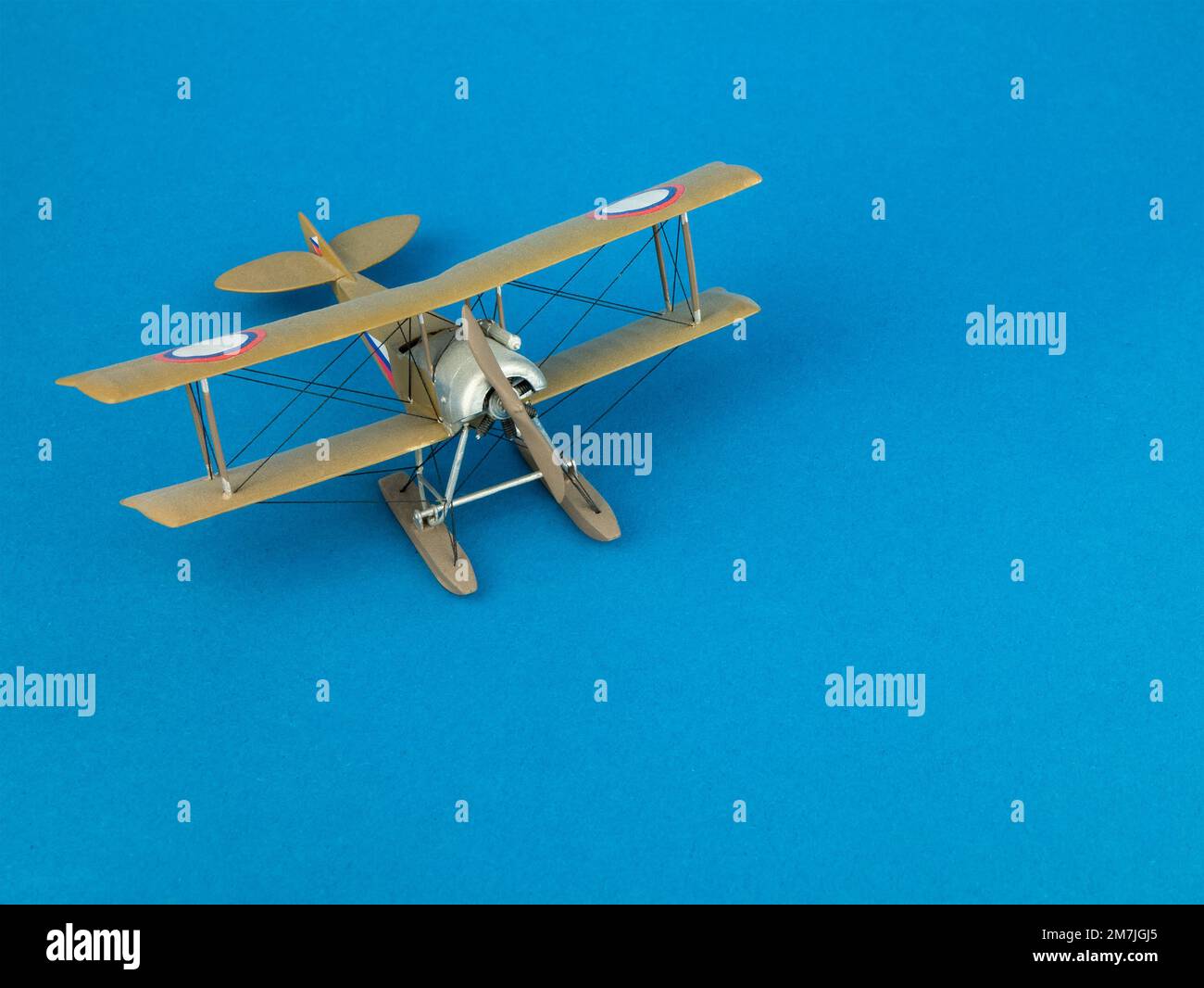 Escort-Kämpfer im Miniaturformat, Kopierraum. WWI Modell Biplane, selektiver Fokus. Konzept des Hobbys, maßstabsgetreuer Modellbau, Luftfahrt Stockfoto