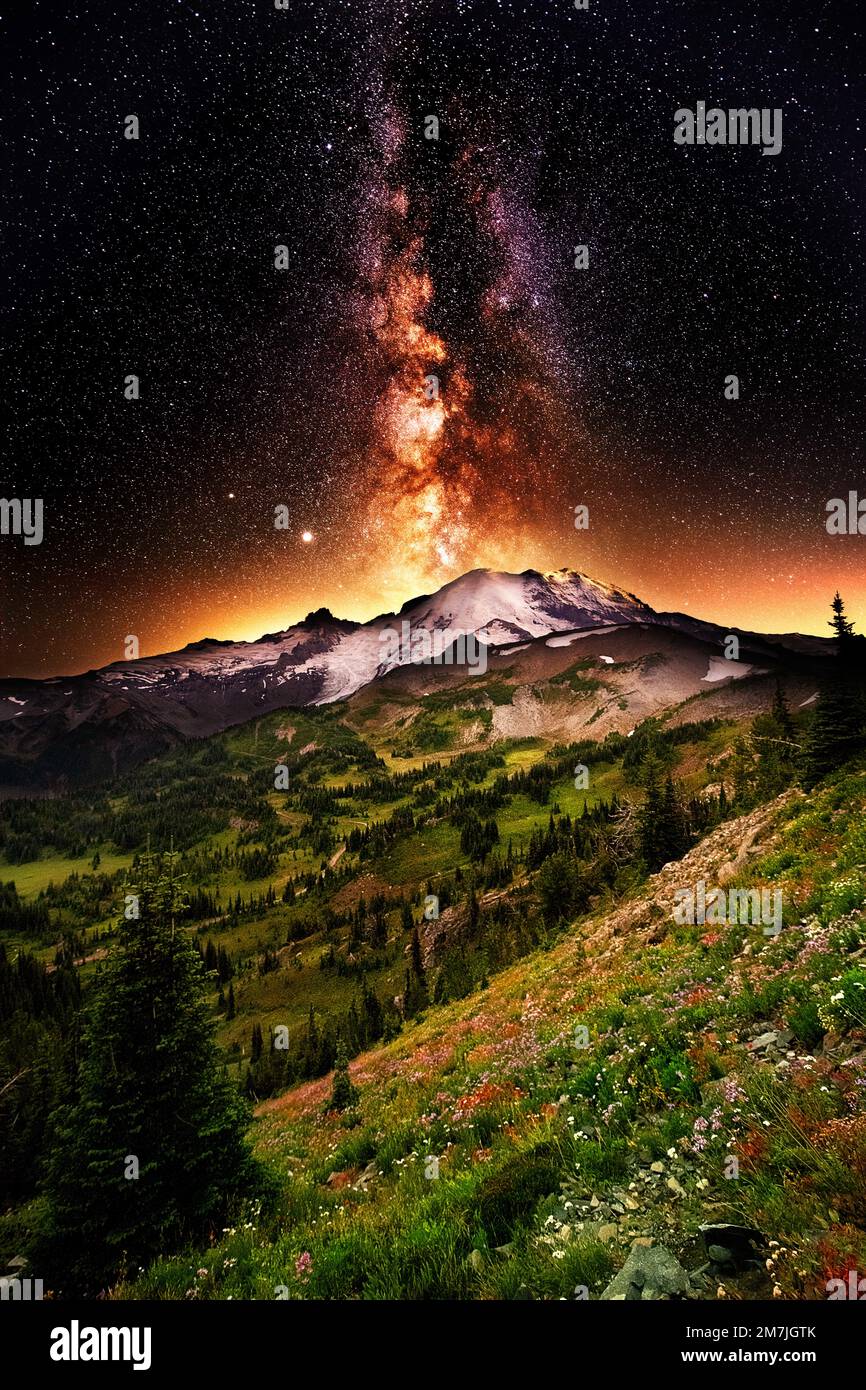 Mount Rainer im US-Bundesstaat Washington: Ein atemberaubendes Bild zeigt Mount Rainier vor dem Hintergrund der Milchstraße, die wie La ausbricht Stockfoto