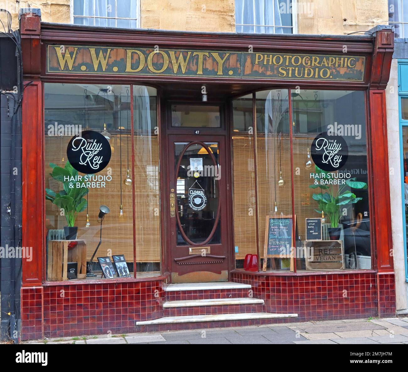 WW Dowty Photographic Studio, Historic Shopfront, 47 Winchcombe St, Cheltenham, Gloucestershire, England, Großbritannien, GL52 2NE Stockfoto