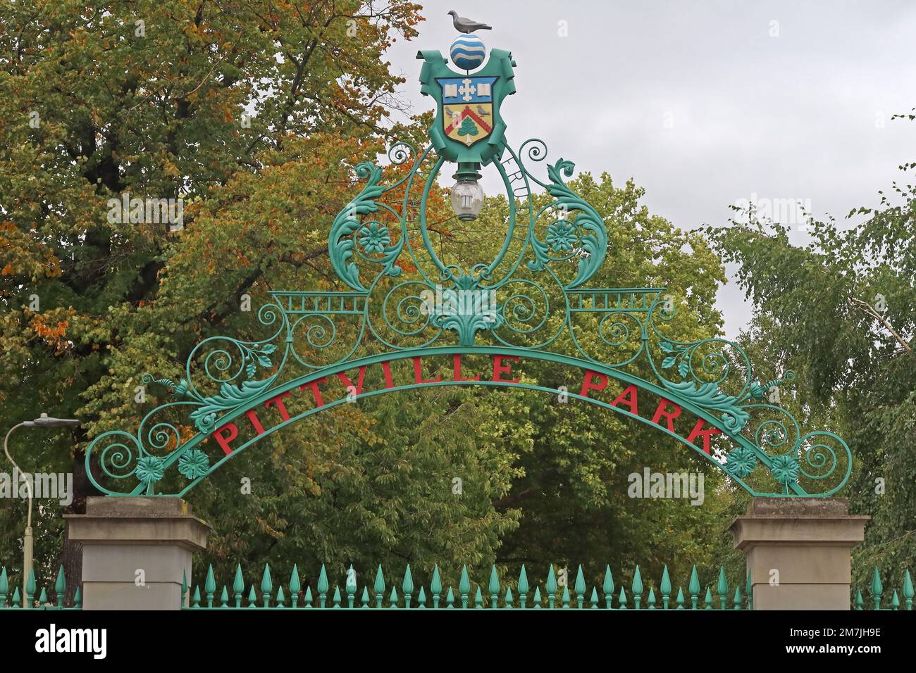 Pittville Park bemalte schmiedeeiserne Tore, Cheltenham, Gloucestershire, England, Großbritannien, GL50 1XZ Stockfoto