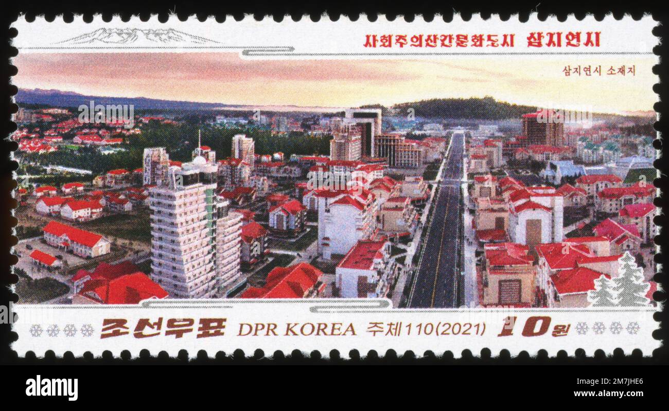 2021 Nordkorea-Stempel. Samjiyeon, eine sozialistische Bergkulturstadt namens Sozialistische Utopia Stockfoto