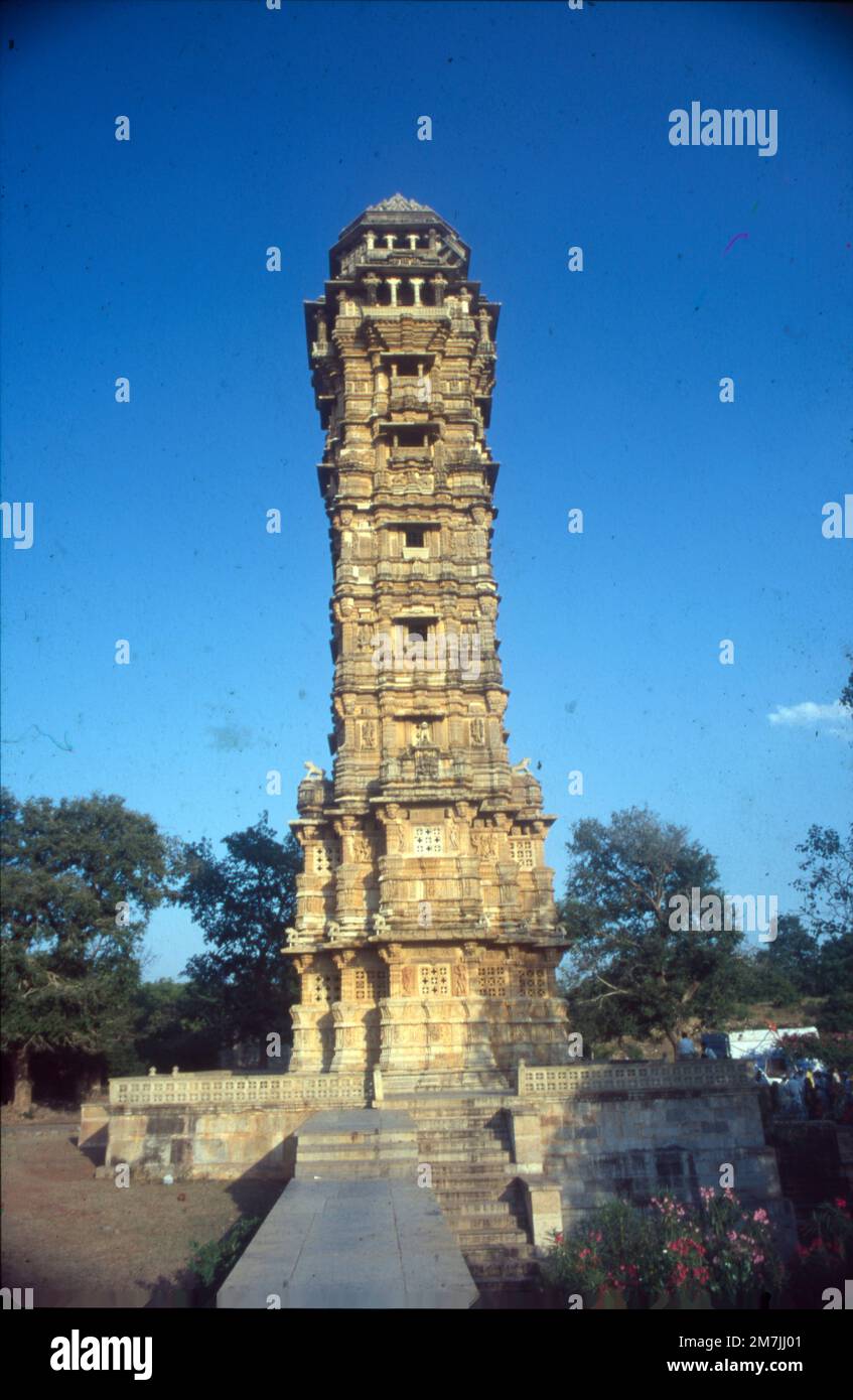 Das Vijaya Stambha ist ein imposantes Siegesdenkmal im Chittor Fort in Chittorgarh, Rajasthan, Indien. Der Turm wurde 1448 vom hinduistischen Rajput-König Rana Kumbha von Mewar errichtet, um seinem Sieg über die Armee von Malwa unter Führung von Mahmud Khalji in der Schlacht von Sarangpur zu gedenken. Stockfoto