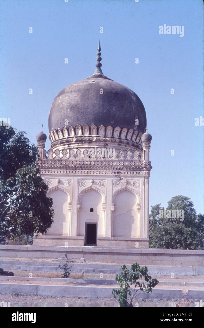 Die Qutub Shahi-Gräber befinden sich im Ibrahim Bagh, in der Nähe des berühmten Golconda Fort in Hyderabad, Indien. Sie beherbergen die Gräber und Moscheen, die von den verschiedenen Königen der Qutub Shahi-Dynastie erbaut wurden. Die Galerien der kleineren Gräber sind einstöckig, die größeren sind zweistöckig. Stockfoto