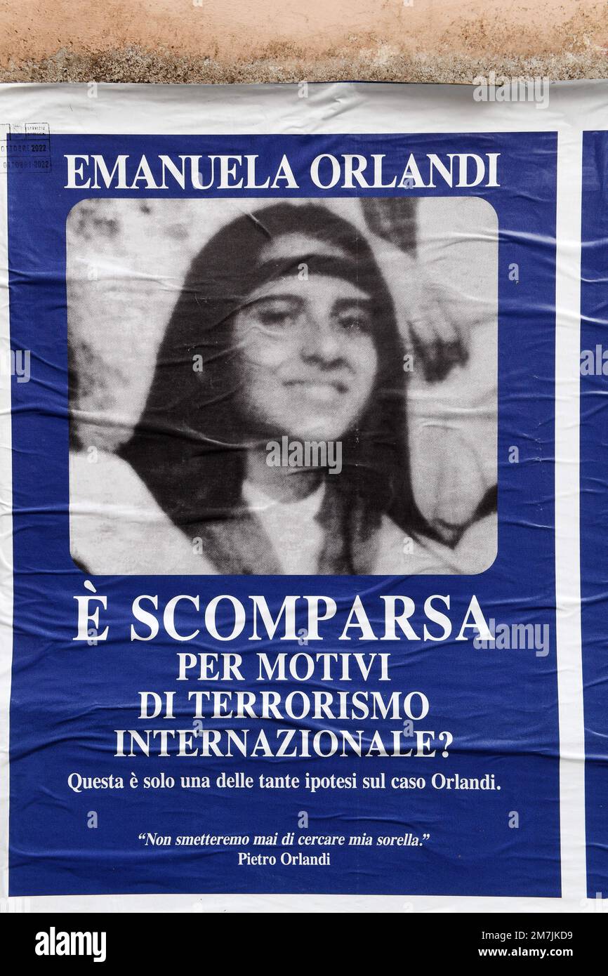 Rom, Italien, 10. Januar 2022.fehlende Poster für Emanuela Orlandi in Rom, Italien, am 2022. Oktober. 40 Jahre nach seinem Verschwinden wurde im Vatikan eine Untersuchung des Falls Emanuela Orlandi eingeleitet, der Teenager-Tochter eines Angestellten des Vatikans, der am 22. Juni 1983 in Rom verschwand. Der Fall hat Italien seit fast 40 Jahren erfasst und den mächtigen Heiligen Stuhl verschlungen. Kredit: Abaca Press/Alamy Live News Stockfoto