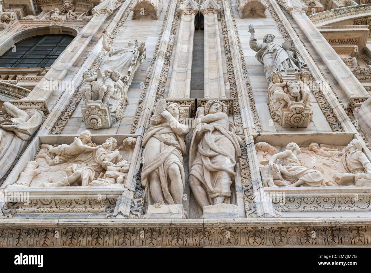 Details der äußeren Skulptur des Mailänder Doms (Duomo di Milano) in Mailand, Italien Stockfoto