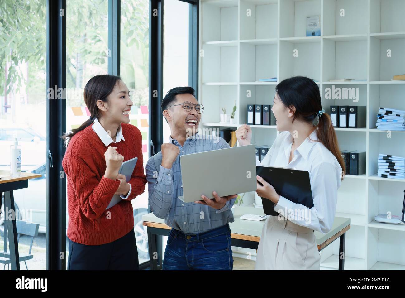 Mitarbeiter der Geschäftsgruppe treffen sich und diskutieren, planen Finanzbudgets für Investitionen, planen neue Marketingstrategien, um mit Wettbewerbern zu kämpfen Stockfoto