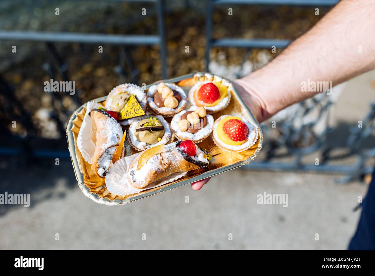 Mini-Kuchen- und Tartensortiment, italienische Desserts aus Bellagio, Italien Stockfoto