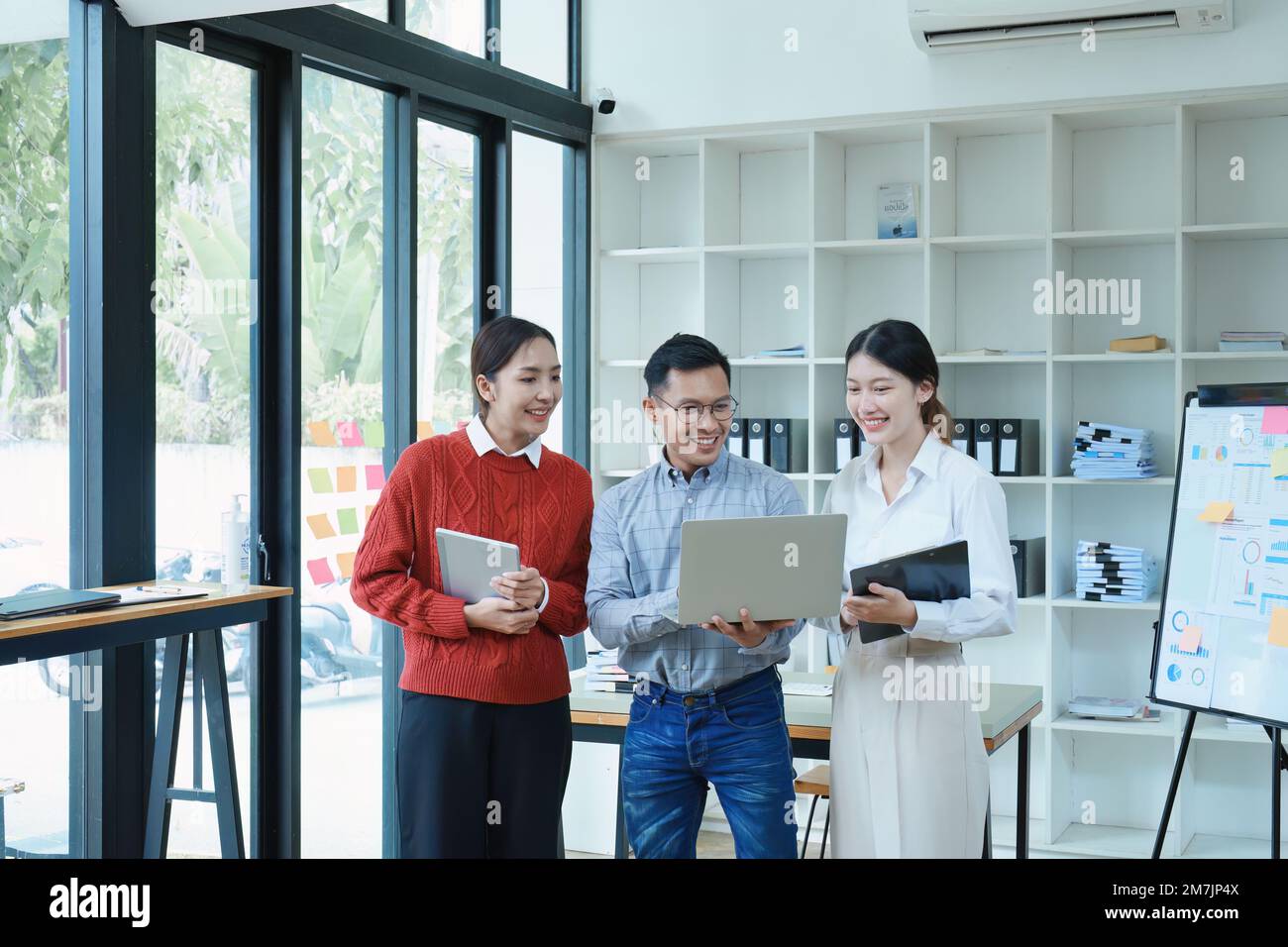 Mitarbeiter der Geschäftsgruppe treffen sich und diskutieren, planen Finanzbudgets für Investitionen, planen neue Marketingstrategien, um mit Wettbewerbern zu kämpfen Stockfoto