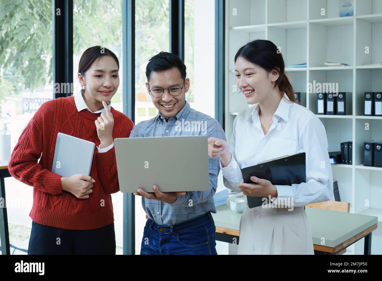 Mitarbeiter der Geschäftsgruppe treffen sich und diskutieren, planen Finanzbudgets für Investitionen, planen neue Marketingstrategien, um mit Wettbewerbern zu kämpfen Stockfoto