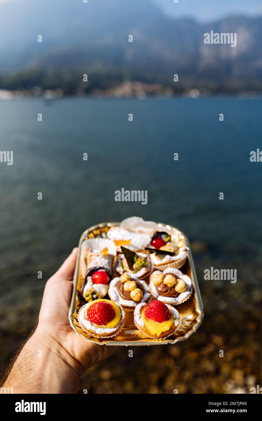 Mini-Kuchen- und Tartensortiment, italienische Desserts aus Bellagio, Italien Stockfoto