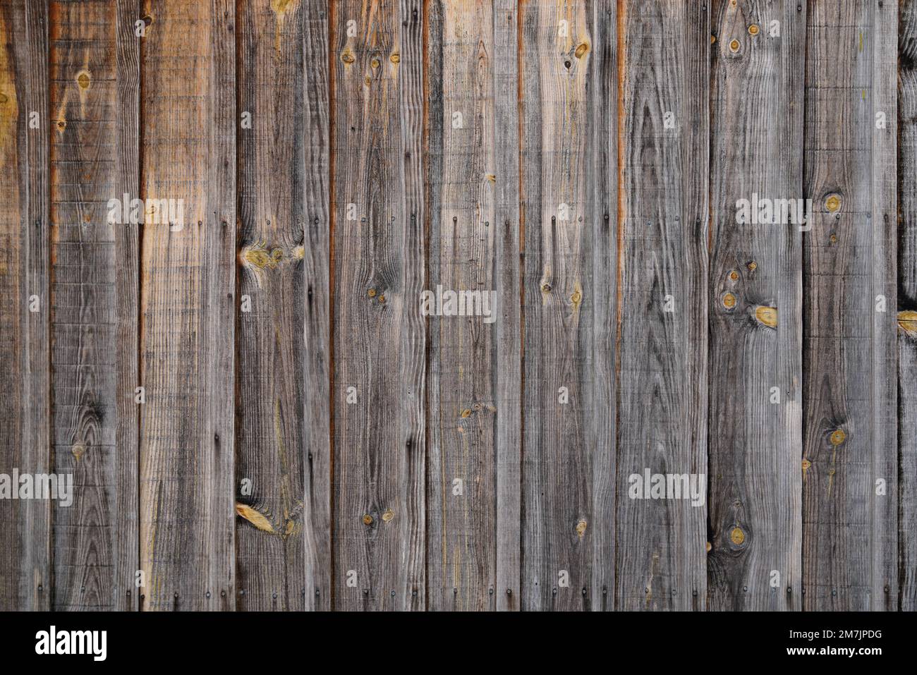 Klassisch-braunes Holz mit vertikalem Hintergrund in alter verwitterter Holzplanke Stockfoto