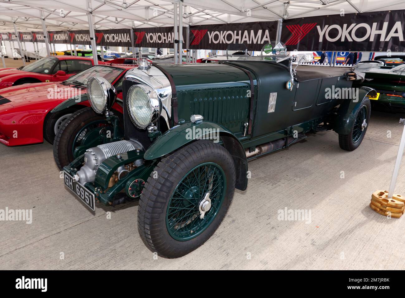 Dreiviertel Vorderansicht eines grünen, 1930, Supercharged Bentley 4,5L auf dem Silverstone Classic 2022 Stockfoto