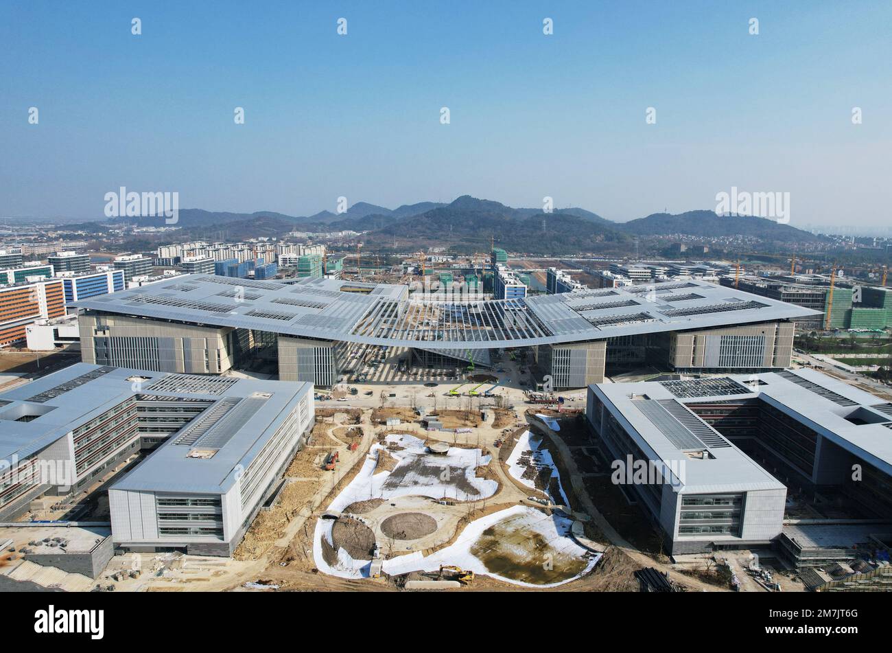 HANGZHOU, CHINA - 10. JANUAR 2023 - eine Luftaufnahme zeigt das Bauprojekt der China-France Aviation University im Nordwesten von Hangzhou, capi Stockfoto