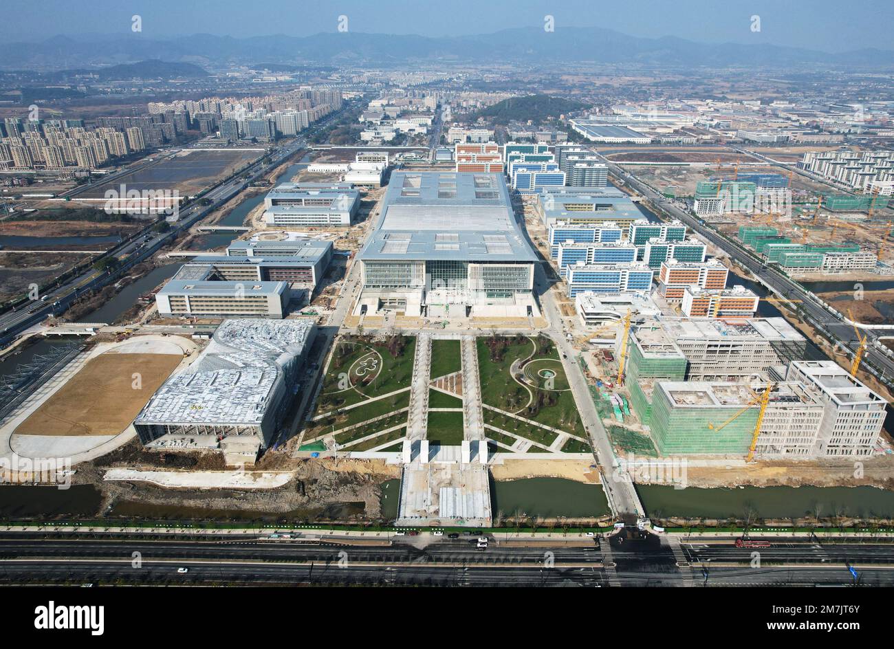 HANGZHOU, CHINA - 10. JANUAR 2023 - eine Luftaufnahme zeigt das Bauprojekt der China-France Aviation University im Nordwesten von Hangzhou, capi Stockfoto