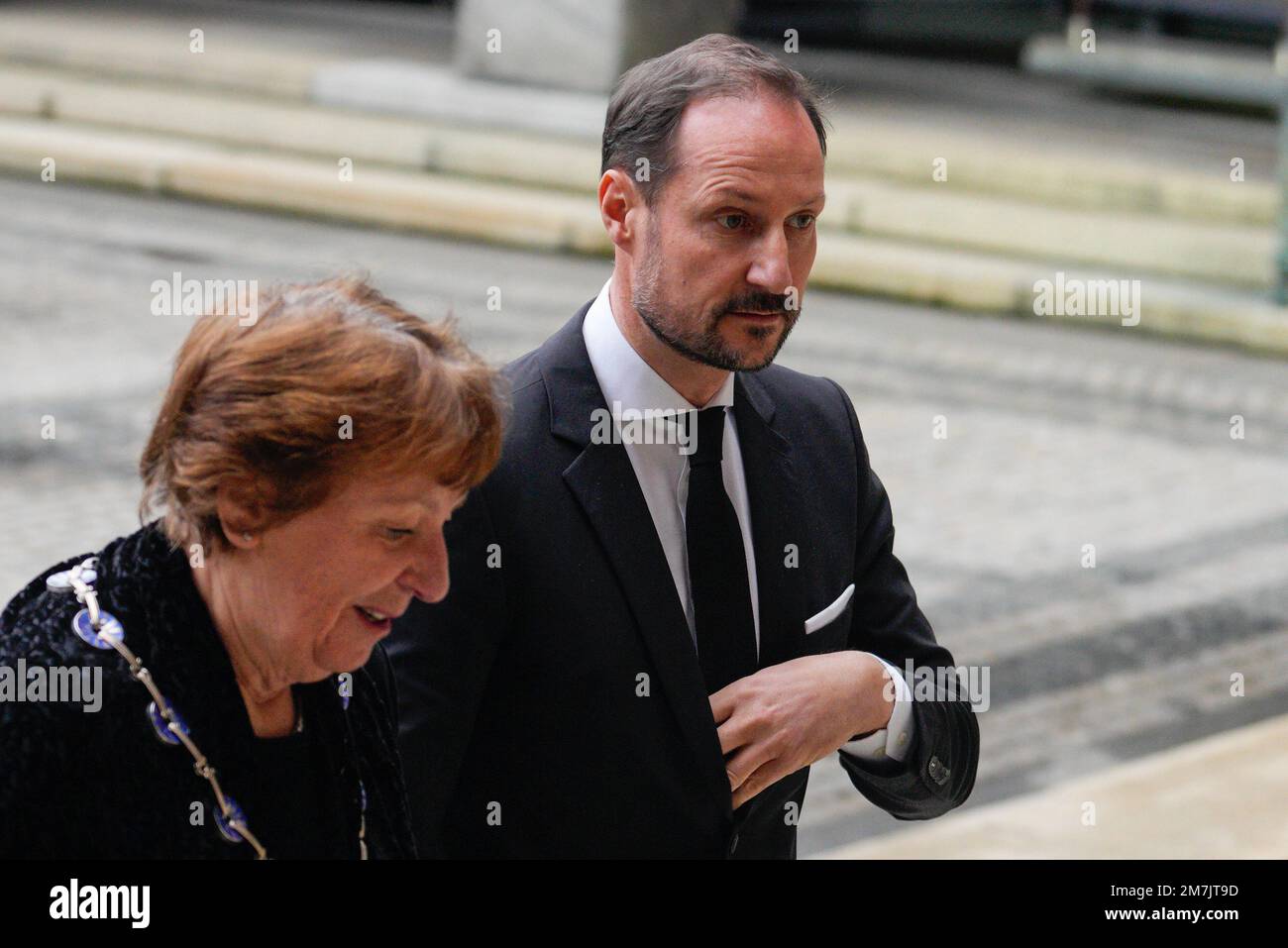 Oslo 20230110. Kronprinz Haakon von Norwegen und Bürgermeisterin Marianne Borgen kommen am Rathaus von Oslo an. Shabana Rehman wird am Dienstag im Rathaus von Oslo in einer humanistischen Zeremonie begraben. Die Regierung beschloss, Sozialdebattiererin, Freiheitskämpferin und Komikerin Shabana Rehman mit einer Beerdigung auf Kosten des Staates zu ehren. Foto: Javad Parsa/NTB Stockfoto