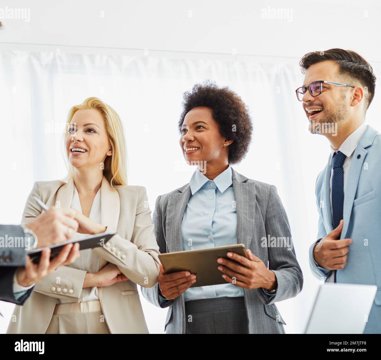 Junge Geschäftsleute treffen Büro Teamarbeit Gruppe Erfolg Unternehmensgespräch Stockfoto