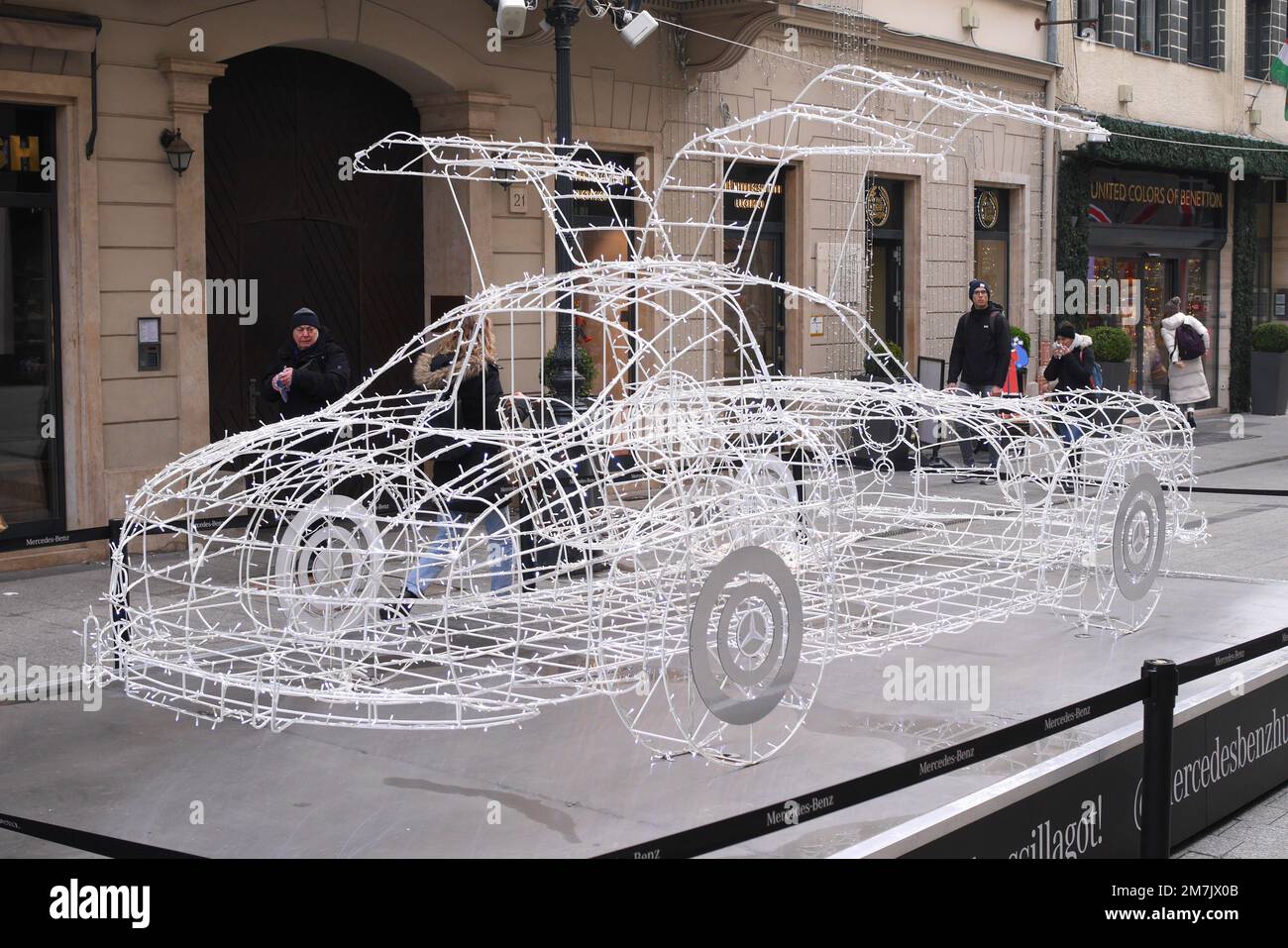 Modell eines Mercedes Benz 300 SL aus Weihnachtslichtern, Budapest, Ungarn Stockfoto