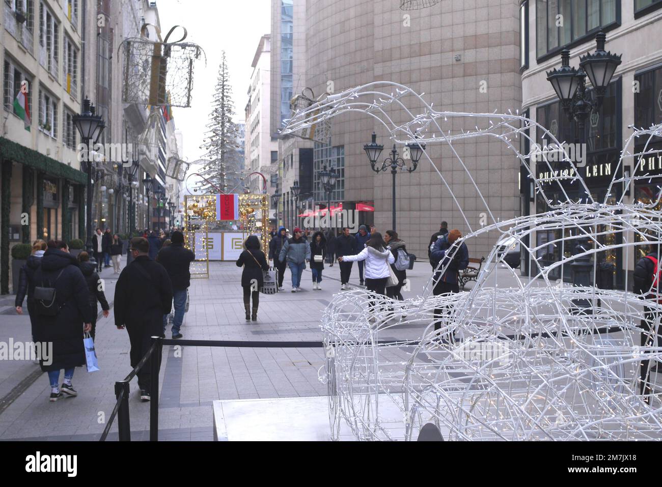 Modell eines Mercedes Benz 300 SL aus Weihnachtslichtern, Budapest, Ungarn Stockfoto