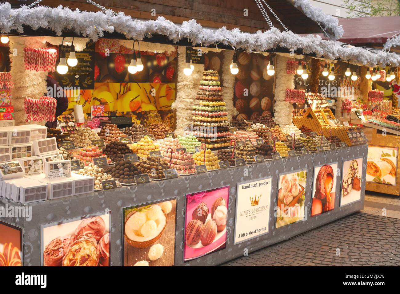 Marzipan-Stand auf dem Weihnachtsmarkt in der Basilika, Budapest, Ungarn Stockfoto