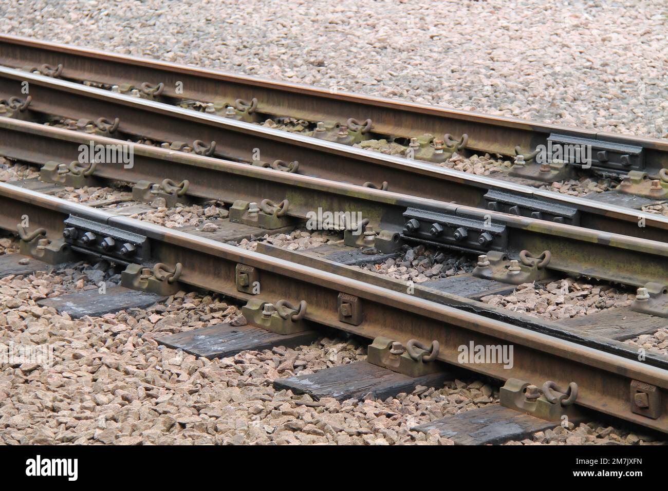 Neu montierte Fischplatten auf einer traditionellen Eisenbahnstrecke. Stockfoto