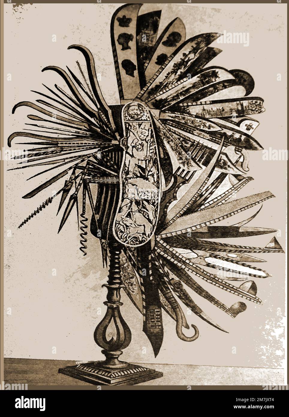JOSEPH RODGERS .SHEFFIELD's BERÜHMTESTER MESSERHERSTELLER - 1930 Foto des Norfolk Sportsman's Knife mit 75 Klingen. . Auch als Jahresmesser bekannt, da für jedes Jahr der Produktion eine neue Klinge hinzugefügt wurde. Das Norfolk Knife, hergestellt für die große Ausstellung von 1851, dauerte zwei Jahre, bis es fertiggestellt wurde. Es enthielt neben anderen berühmten Bildern Klingen mit Gravuren von Königin Victoria, Chatsworth House und dem Weißen Haus. Stockfoto
