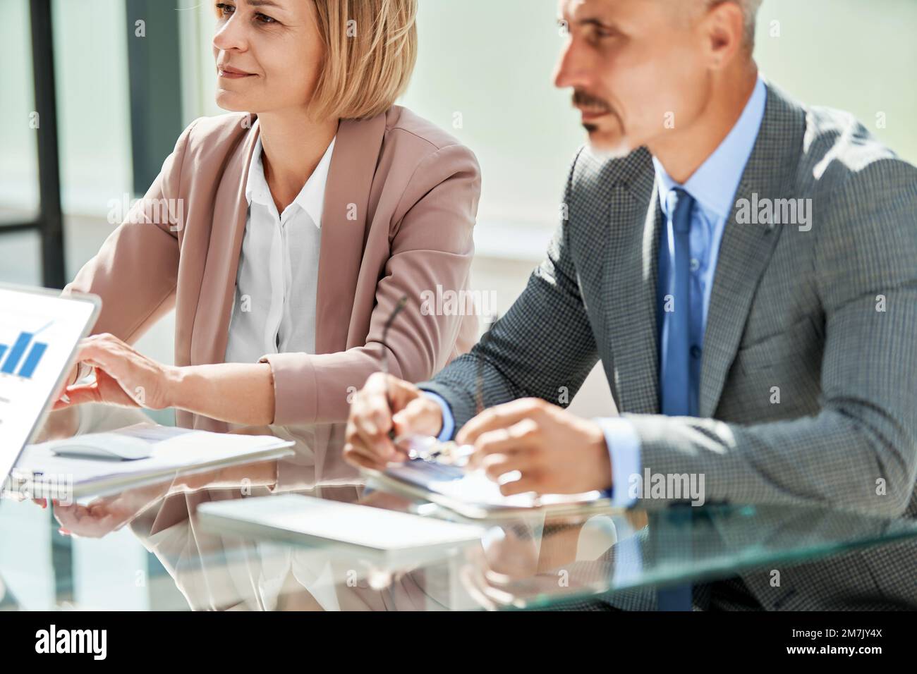 Geschäftspartner sitzen am Schreibtisch. Stockfoto