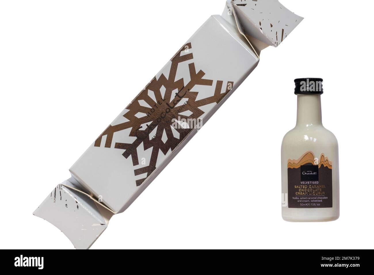 Miniaturflasche mit samtig gesalzenem Karamell-Schokoladencreme-Likör aus dem Hotel Chocolat Premium Cracker Selection auf weißem Hintergrund Stockfoto