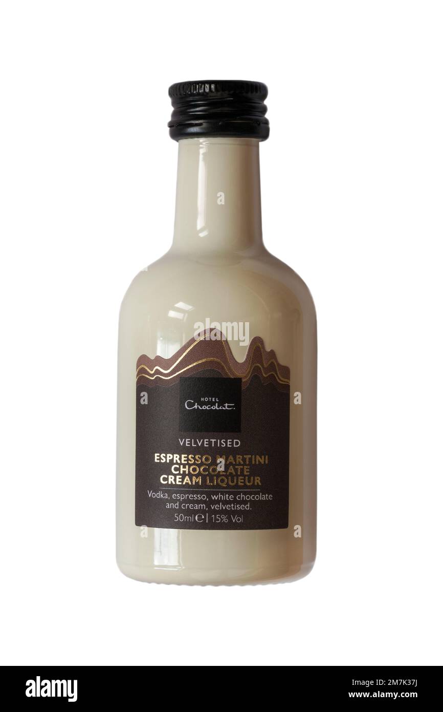 Samtiger Espresso martini Schokoladencreme Likör - Wodka Espresso weiße Schokolade und Sahne, samtig aus Hotel Chocolat isoliert auf Weiß Stockfoto