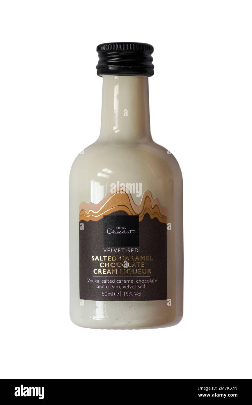 Samtig gesalzene Caramel Chocolate Cream Likör - Wodka, gesalzene Karamellschokolade und Sahne, samtig aus Hotel Chocolat isoliert auf Weiß Stockfoto