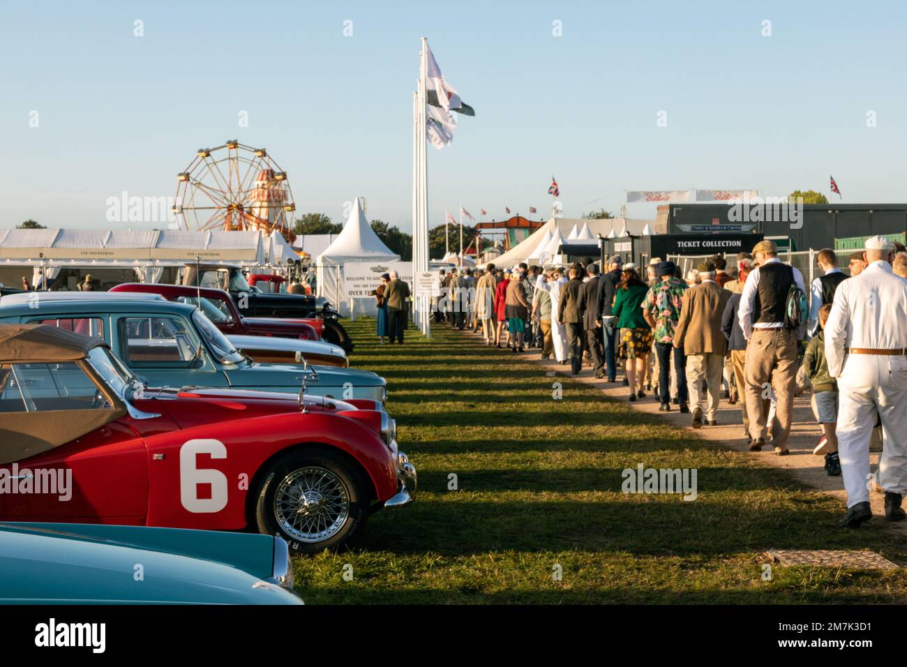 GOODWOOD, WEST SUSSEX, Großbritannien - 14. SEPTEMBER 2019: Menschen in der Schlange, um an der Goodwood Revival Motor Enthusiast-Veranstaltung teilzunehmen Stockfoto