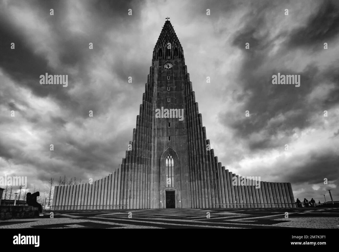 Eine Graustufenaufnahme der Hallgrimskirkja unter einem wolkigen Himmel in Reykjavik, Island Stockfoto