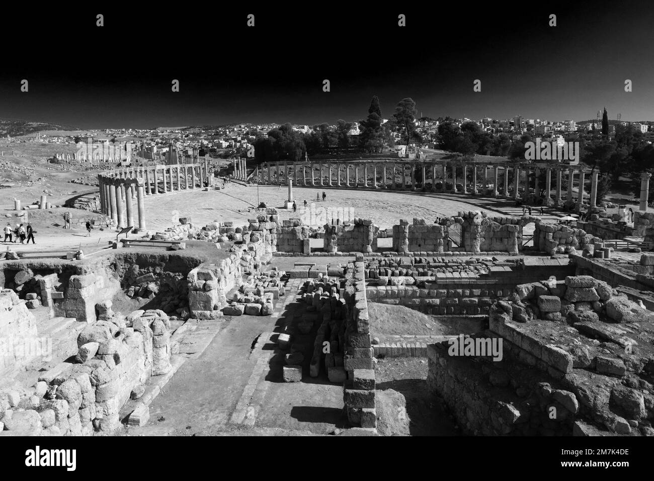 Blick über das Naos von Zeus (Heiligtum von Zeus Olympios) und die Oval Plaza, Jerash City, Jordanien, Naher Osten Stockfoto