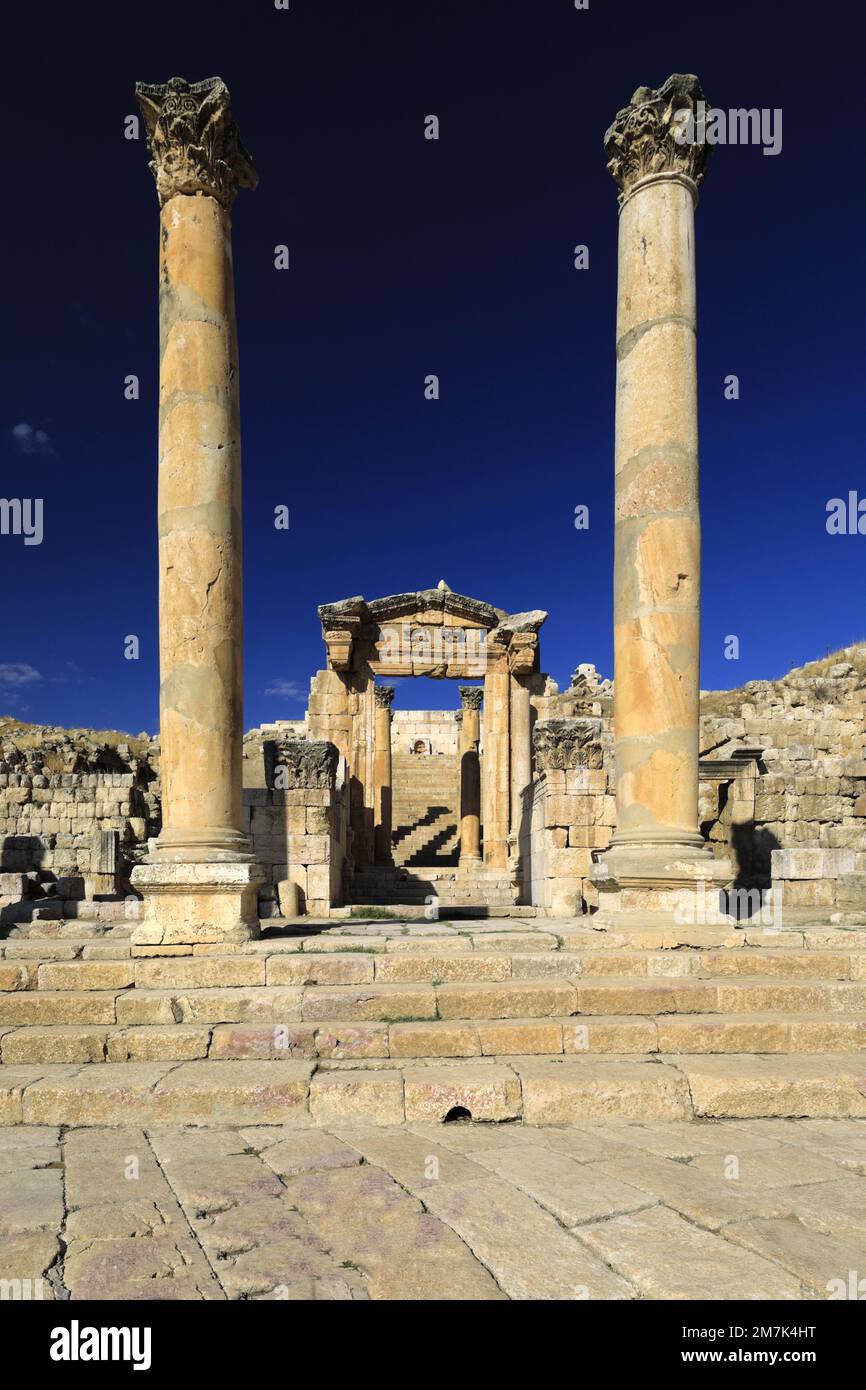 Blick auf den Eingang zur Kathedrale von Jerash, Jordanien, Naher Osten Stockfoto