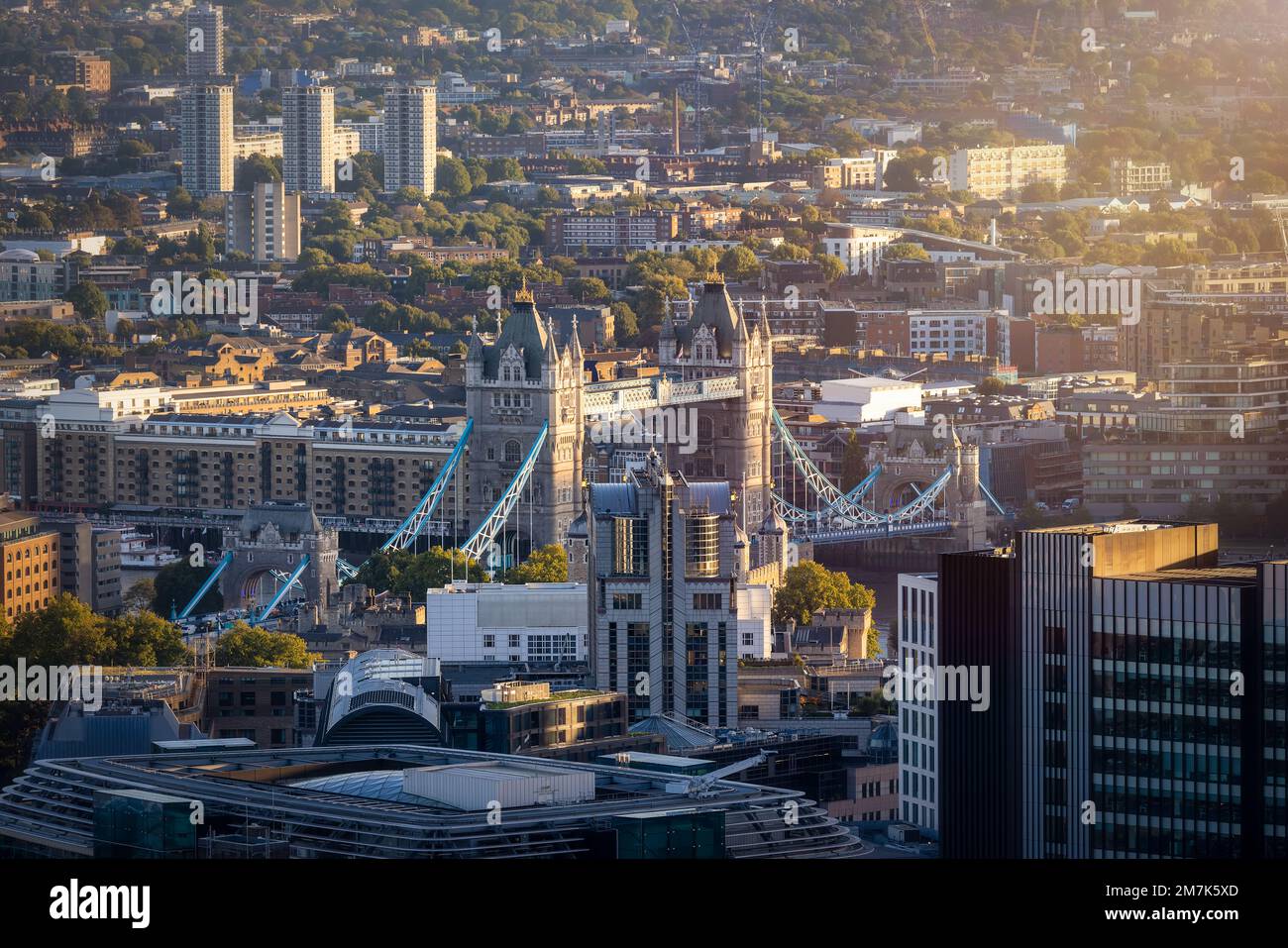 Selektiver Blick auf den Sonnenuntergang über der berühmten Tower Bridge in London Stockfoto