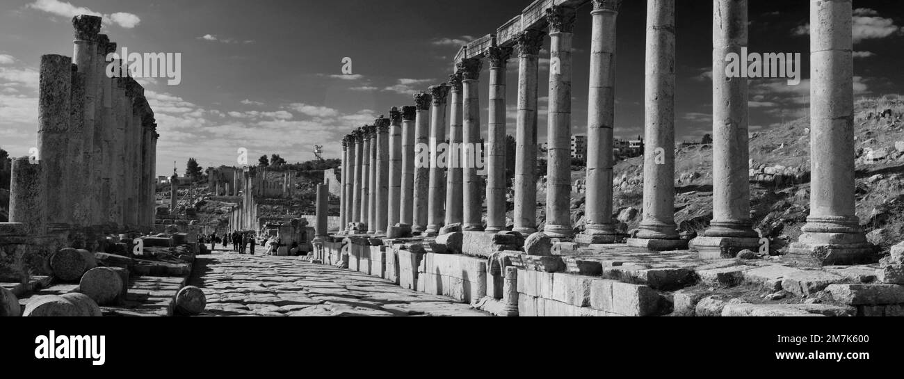 Blick über die Cardo-Straße mit Kolonnaden in Jerash City, Jordanien, Naher Osten Stockfoto