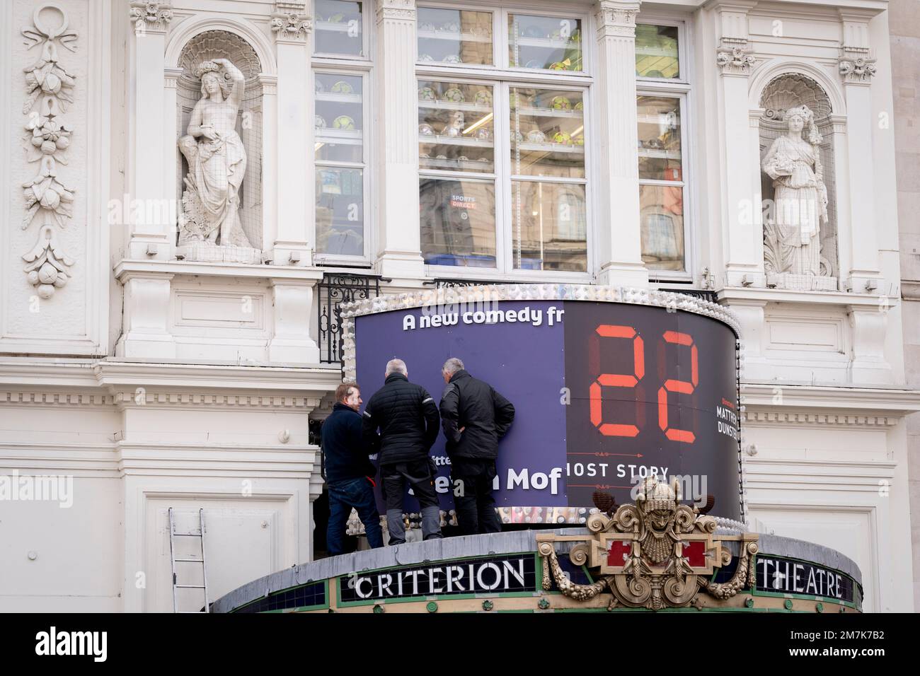 Am 9. Januar 2023 in London, England, erneuern Auftragnehmer Banner und Plakate im Criterion Theatre am Piccadilly Circus. Stockfoto