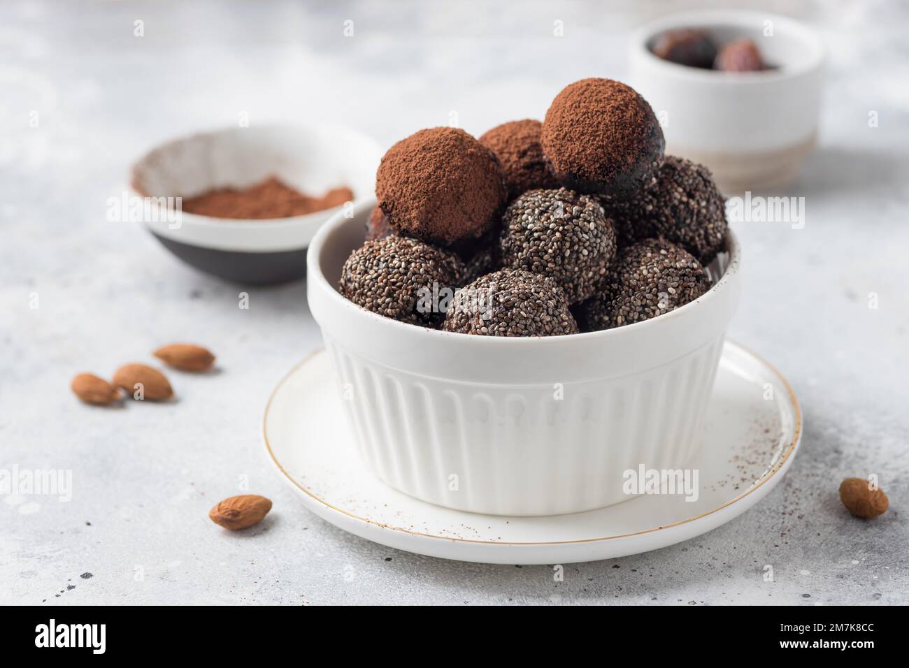 Vegane Energiebälle mit Datteln, Mandeln, Chiasamen Stockfoto