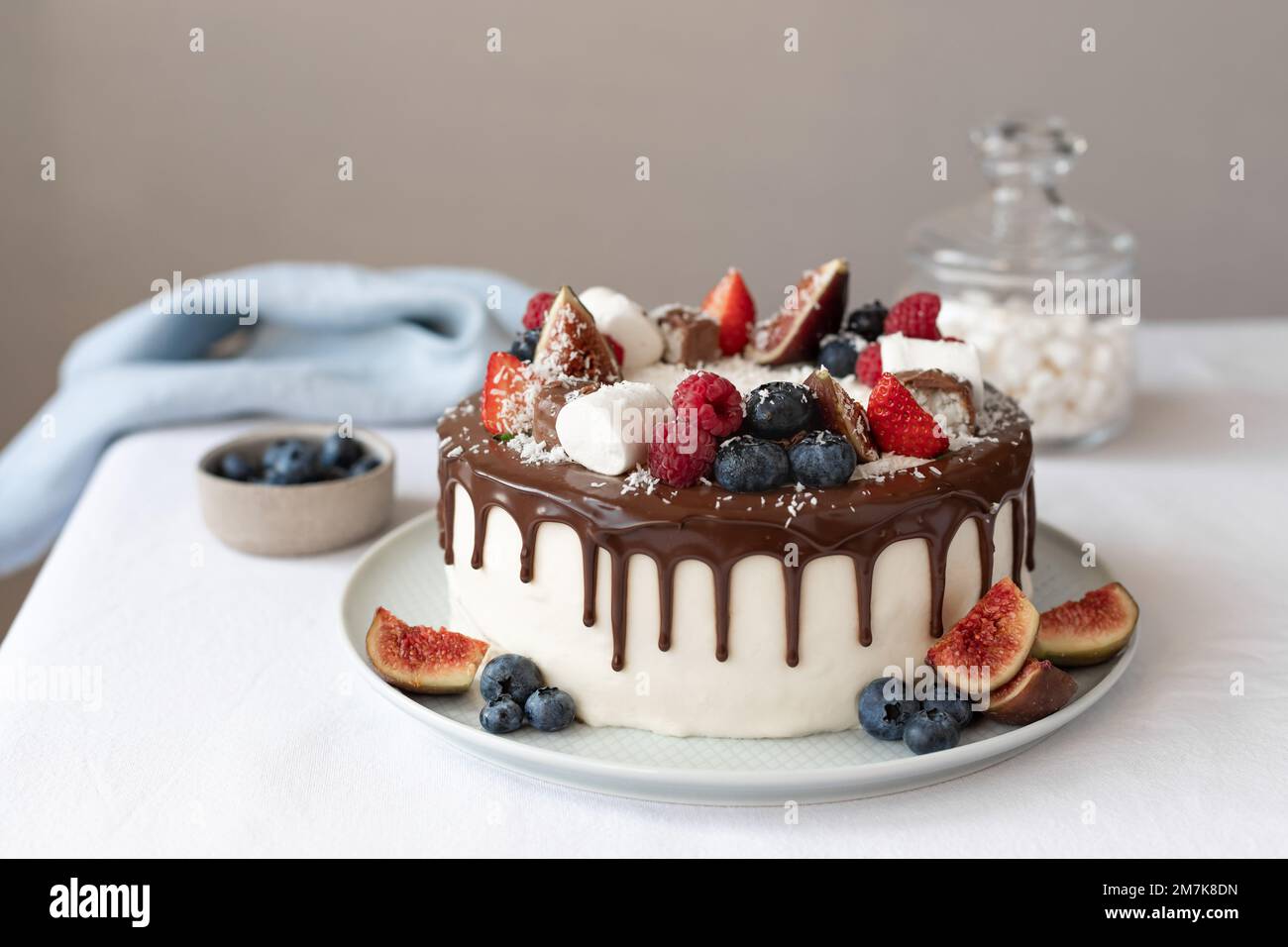 Sommerbeerenkuchen mit Marshmallows und Schokolade Stockfoto