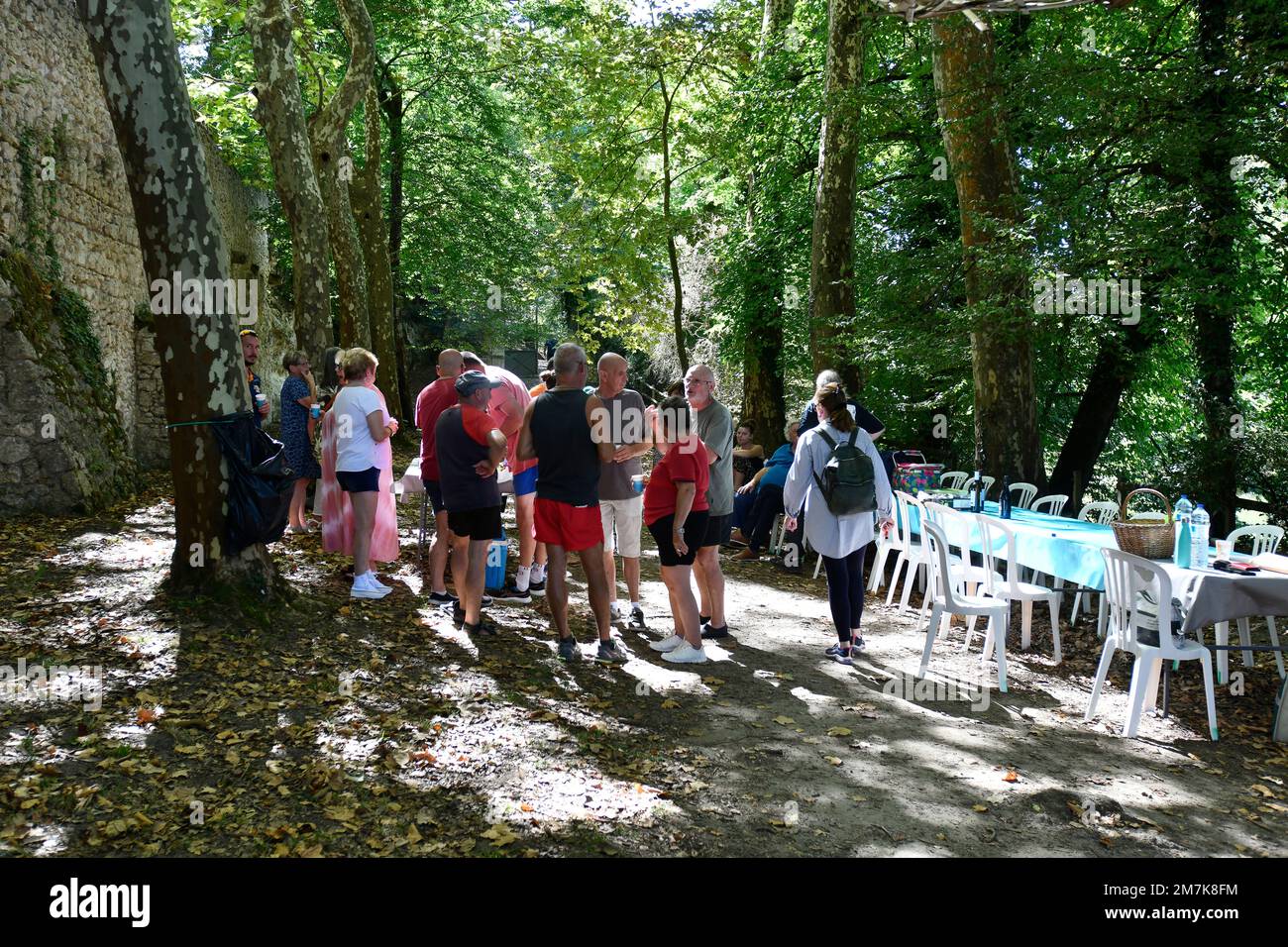Französische Familien versammeln sich am Sonntag zum Picknick im Schatten der Bäume Barbaste im Departement Lot-et-Garonne im Südwesten Frankreichs Stockfoto
