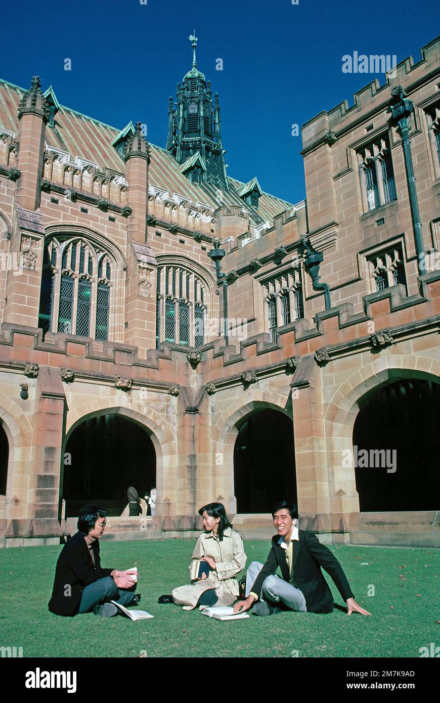 Australien. Sydney. Drei internationale Studenten sitzen auf dem Rasen der University of Sydney. Stockfoto