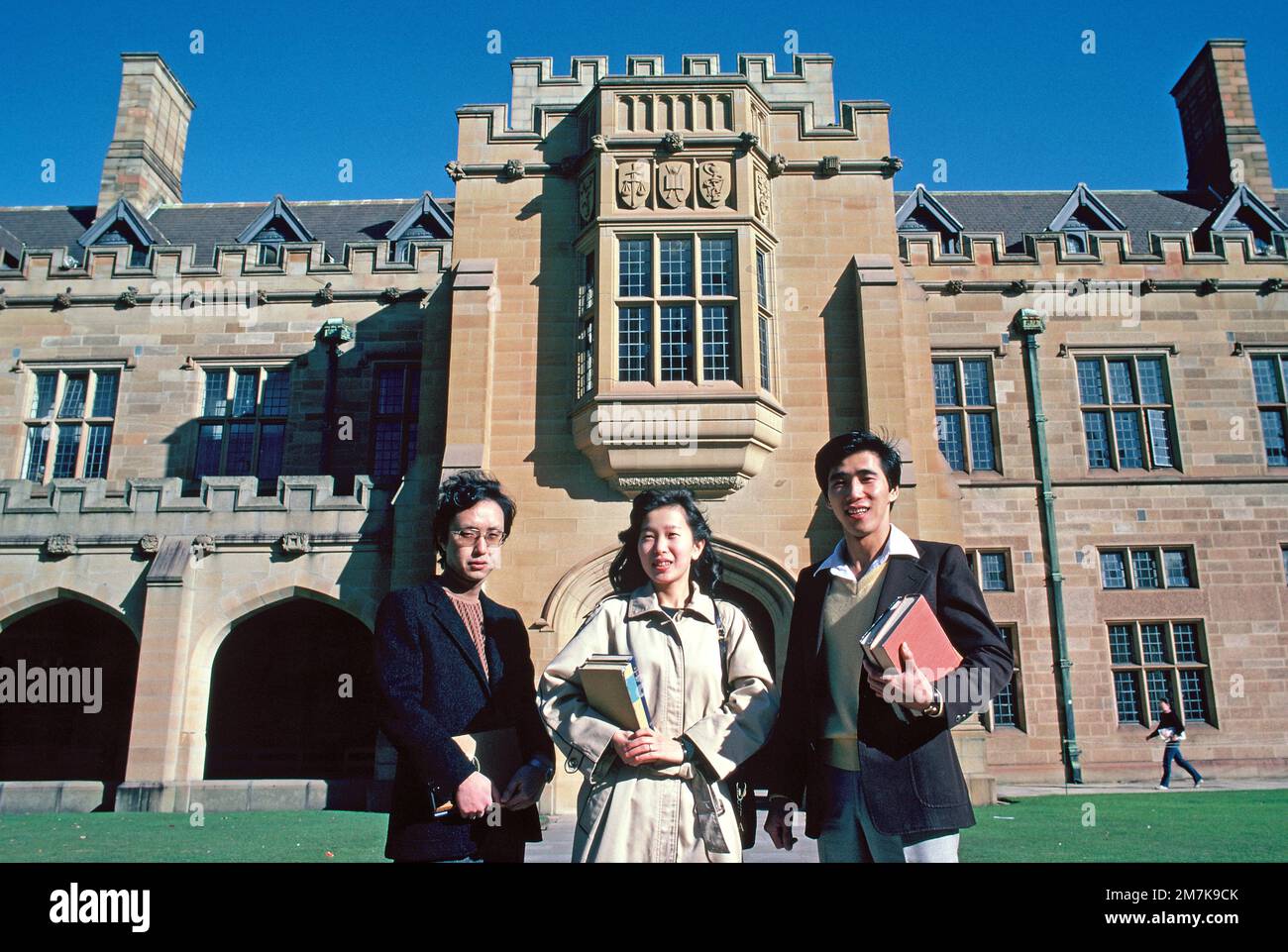 Australien. Sydney. Drei internationale Studenten posieren vor der Universität von Sydney. Stockfoto