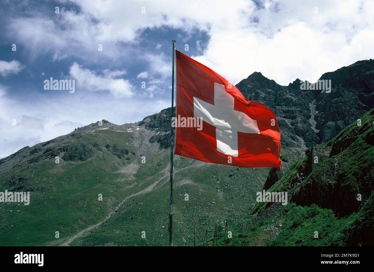 Die Schweiz. Im Kanton Valais. Schweizer Flagge. Stockfoto