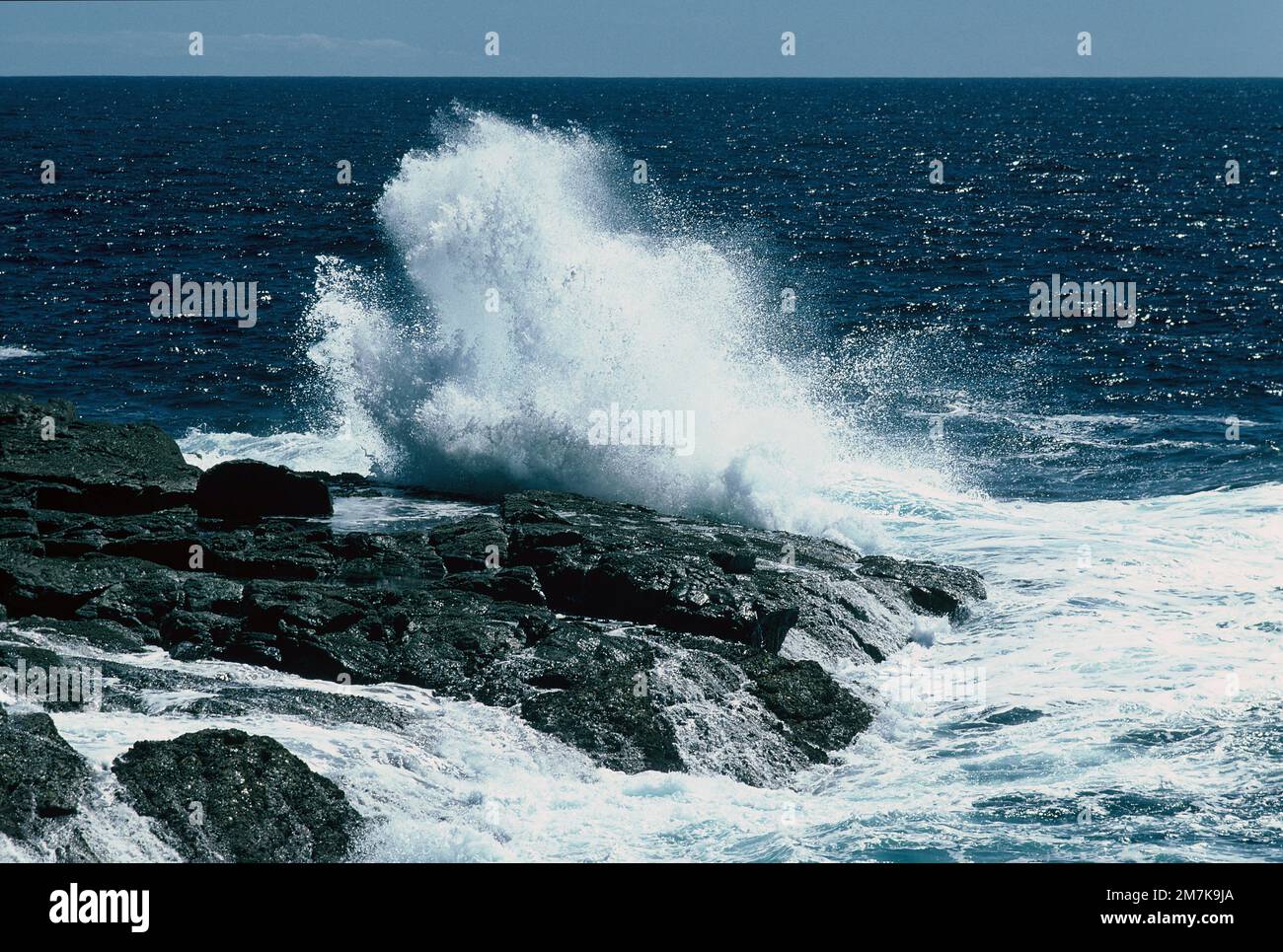 Westaustralien. Küste der Region Albany. Wellen, die auf Felsen spritzen. Stockfoto